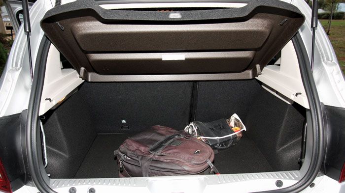 Η χωρητικότητα του πορτ-μπαγκάζ του Sandero ανέρχεται στα 320 λίτρα, τιμή κορυφαία για τα 
δεδομένα της κατηγορίας.
